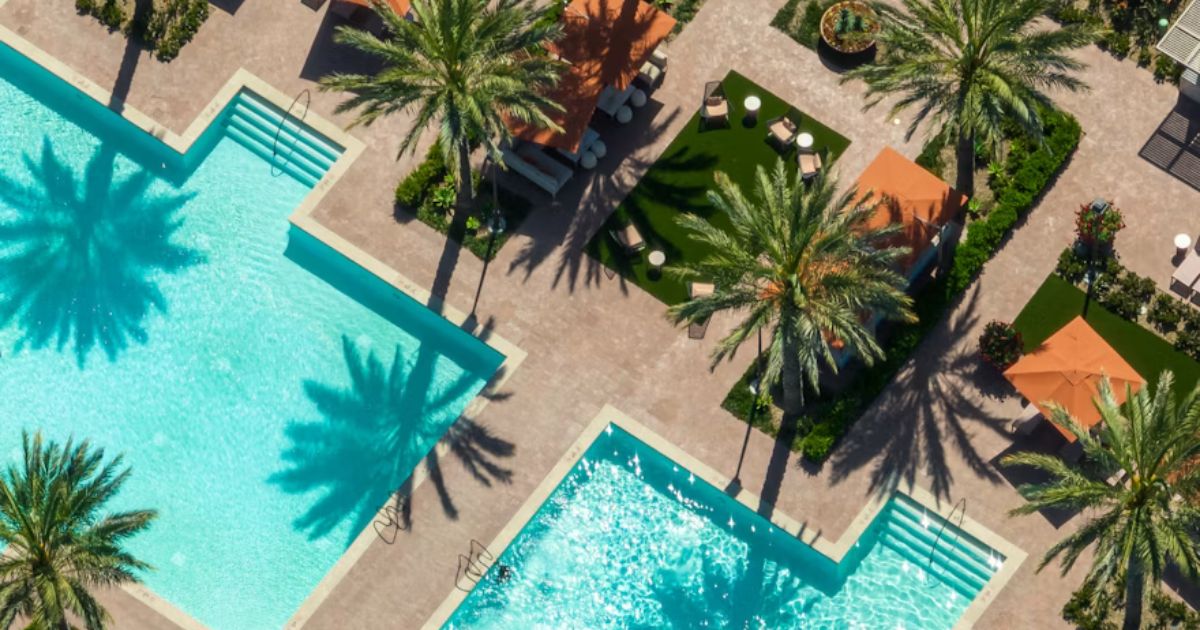 Señales hacia Pollença, Alcúdia y Palma, zonas con gran densidad de hoteles y restaurantes en Mallorca