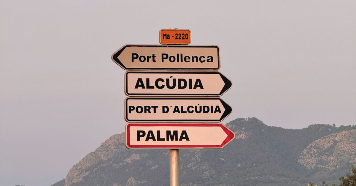 Señales de tráfico hacia Pollença, Alcúdia y Palma en Mallorca